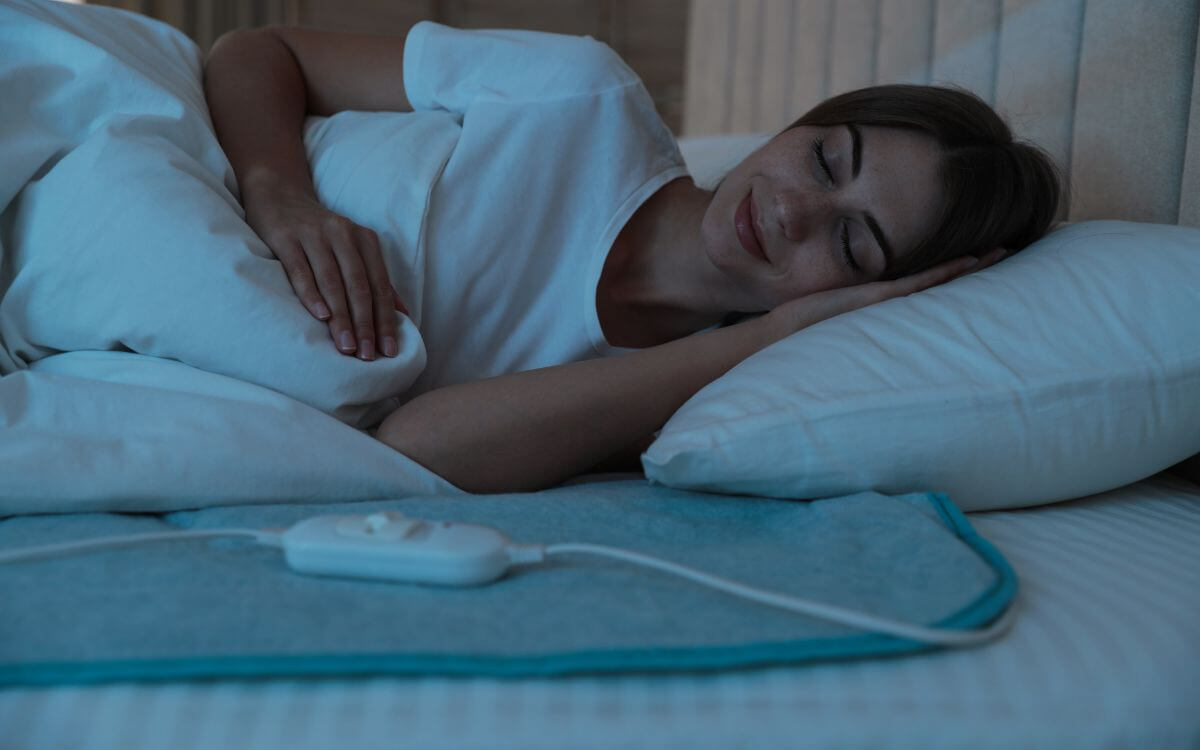 What are the benefits of using electric heating pads?